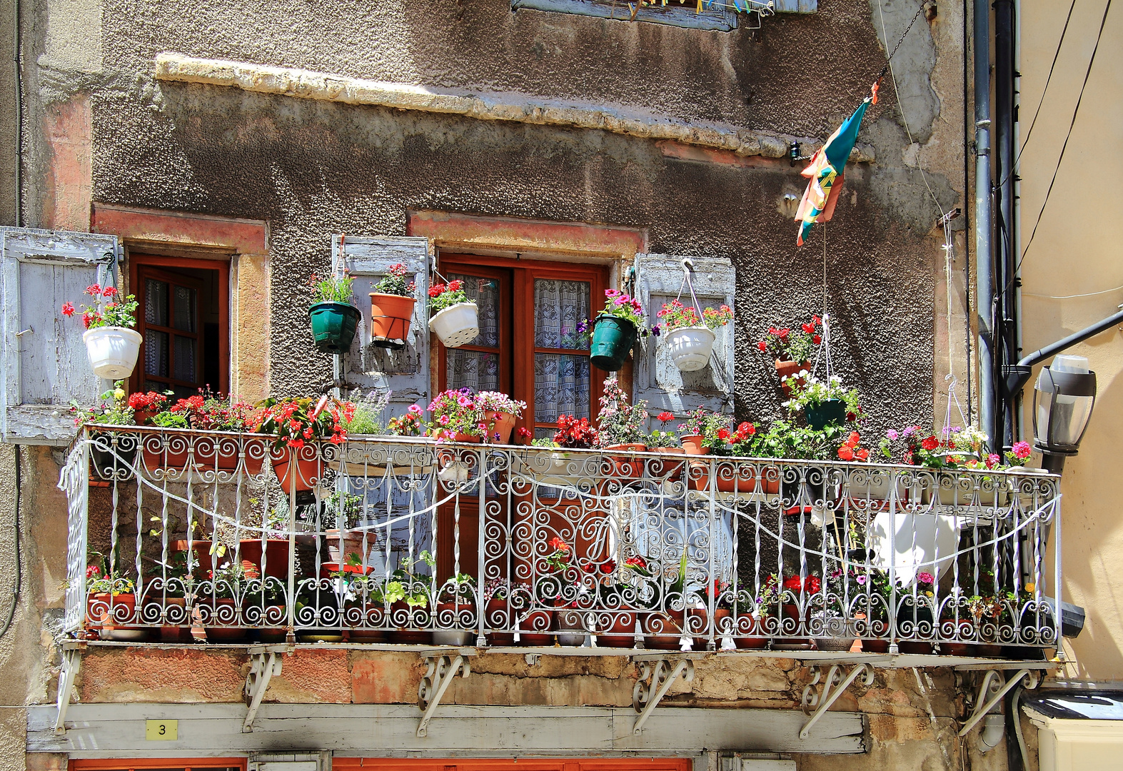 Detailreicher Balkon in Anduze (Frankreich)