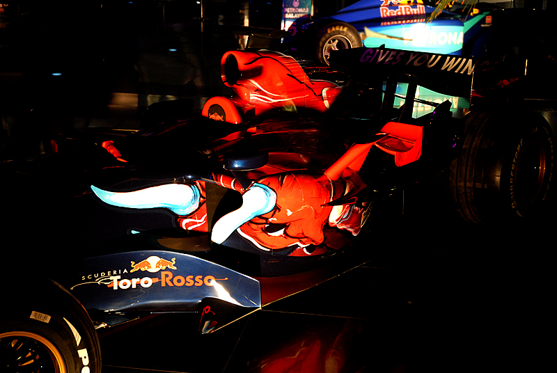 Details eines Scuderia Toro Rosso von 2007 im Hangar 7