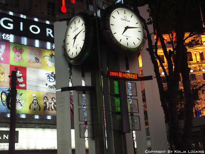 Details on Nanjing Lu in Shanghai