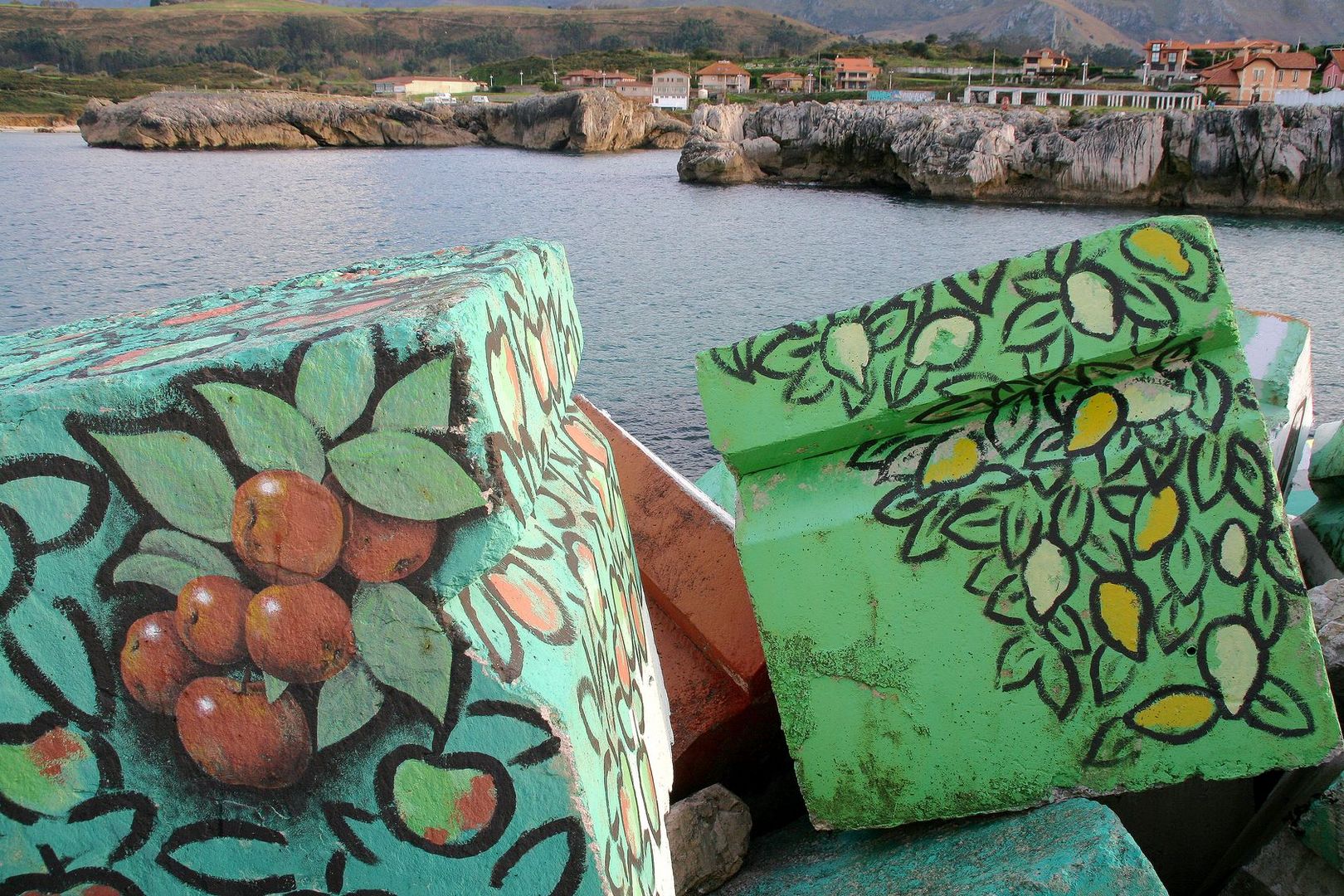 Detalle de dos de los Cubos de la Memoria en el puerto de Llanes (Asturias)