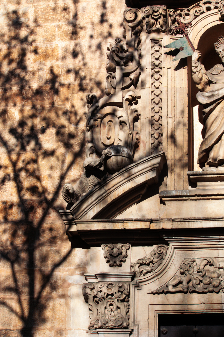 detalle de entrada a la iglesia