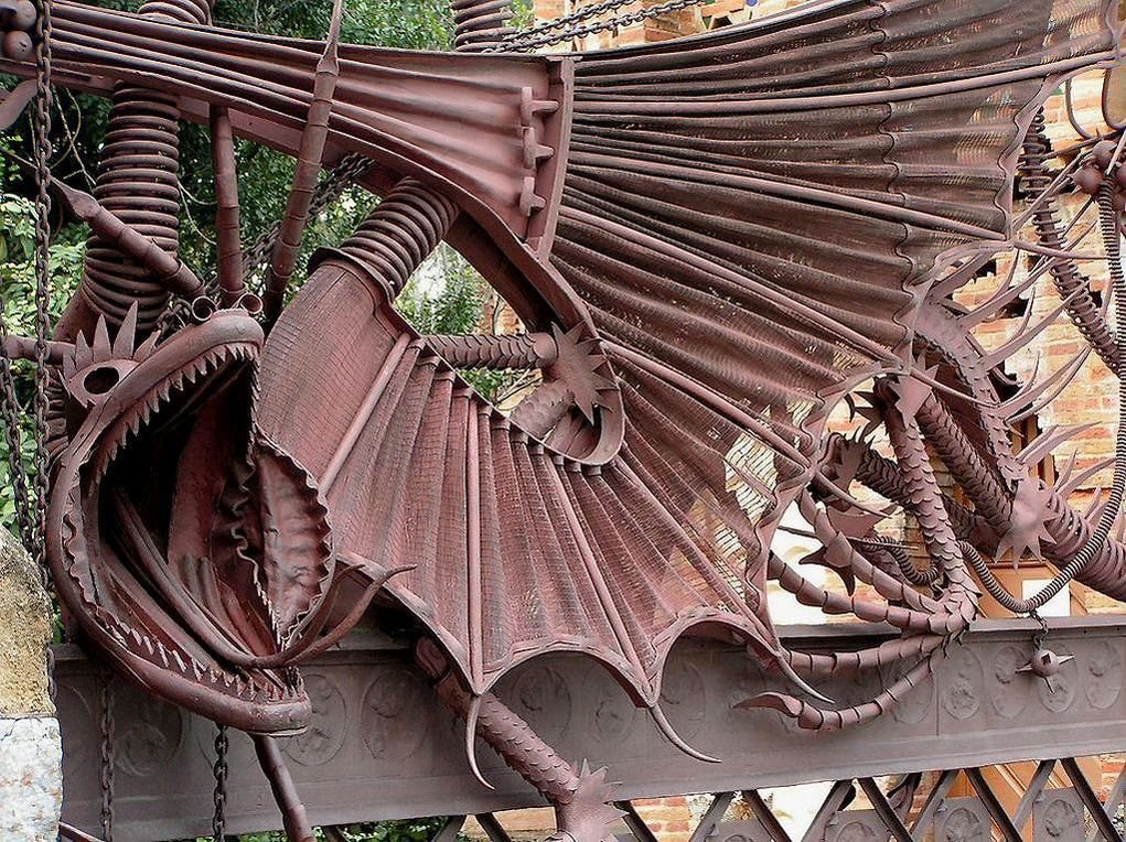 Detalle del dragón en la entrada de la finca Güell en Barcelona