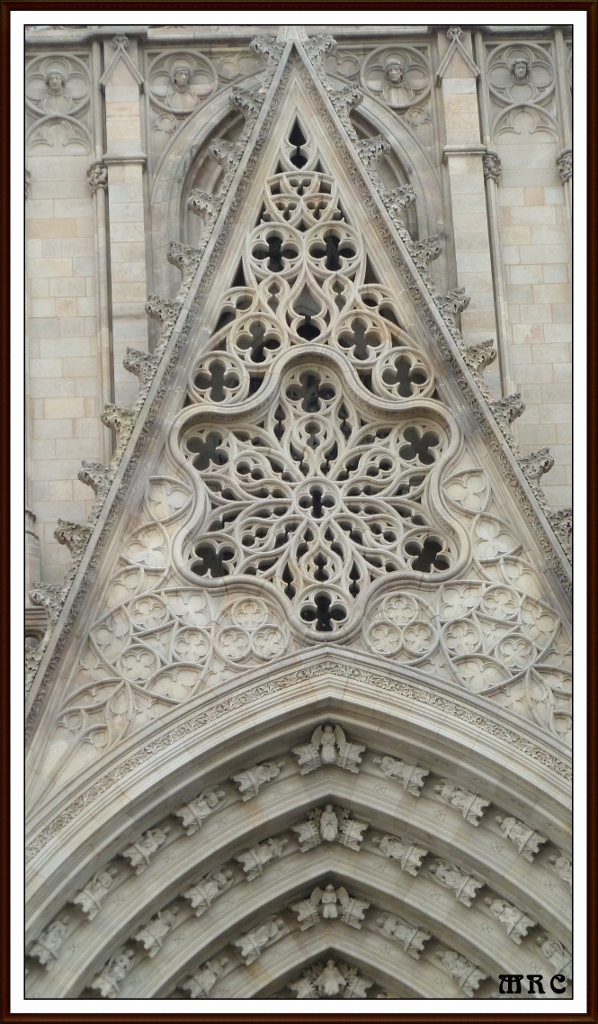 DETALLE SOBRE PUERTA ACCESO EN CATEDRAL BARCELONA, BCN