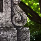 detalles en piedra en el jardín botánico