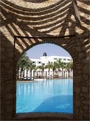 Détente à la piscine d’un hôtel d’Agadir -- Entspannung am Schwimmbad eines Hotels in Agadir