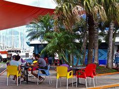 Détente colorée au marché central de Nouméa