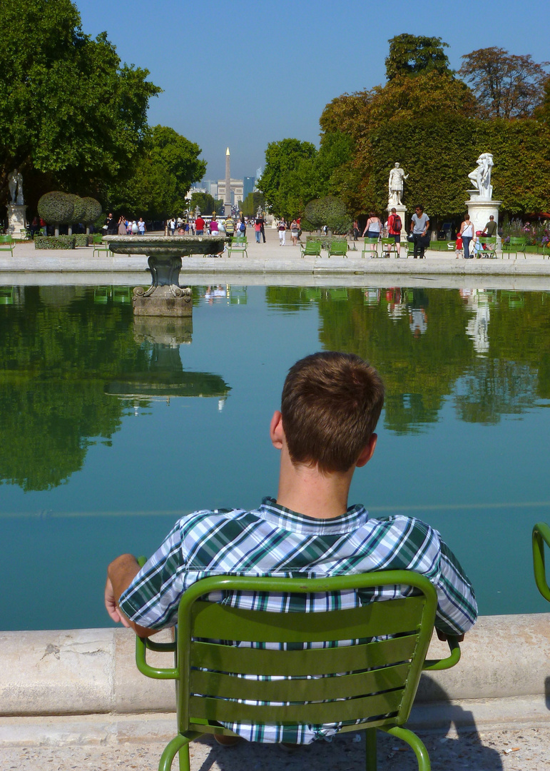 Détente devant le bassin du jardin des Tuileries à Paris