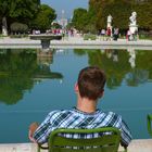 Détente devant le bassin du jardin des Tuileries à Paris