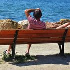 Détente sur un banc  en regardant la mer