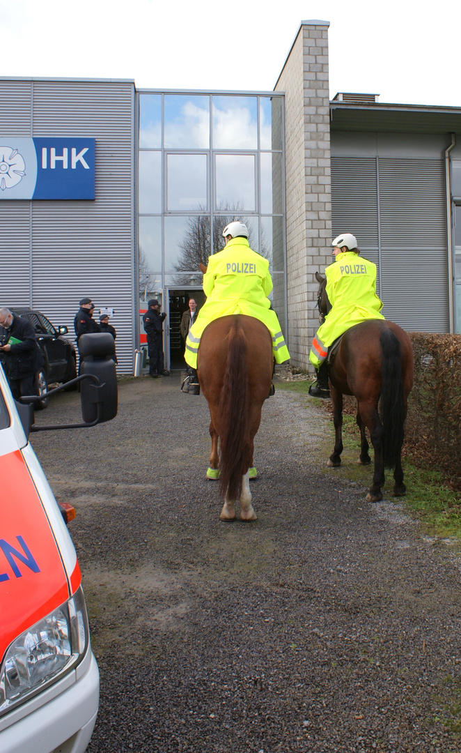 Detmold: Polizeiaufgebot am ersten Prozeßtag