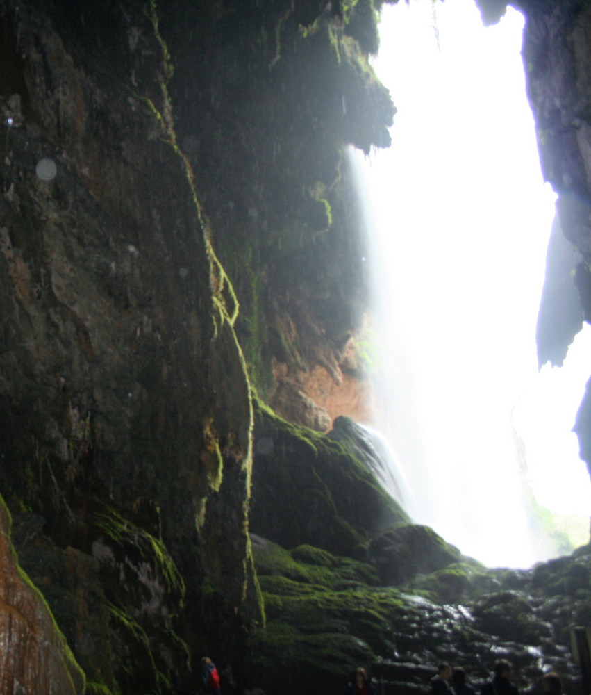 Detras de la cascada