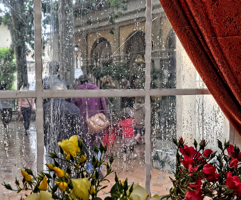 Detras de los cristales, llueve y llueve - Darrere els vidres, plou i plou