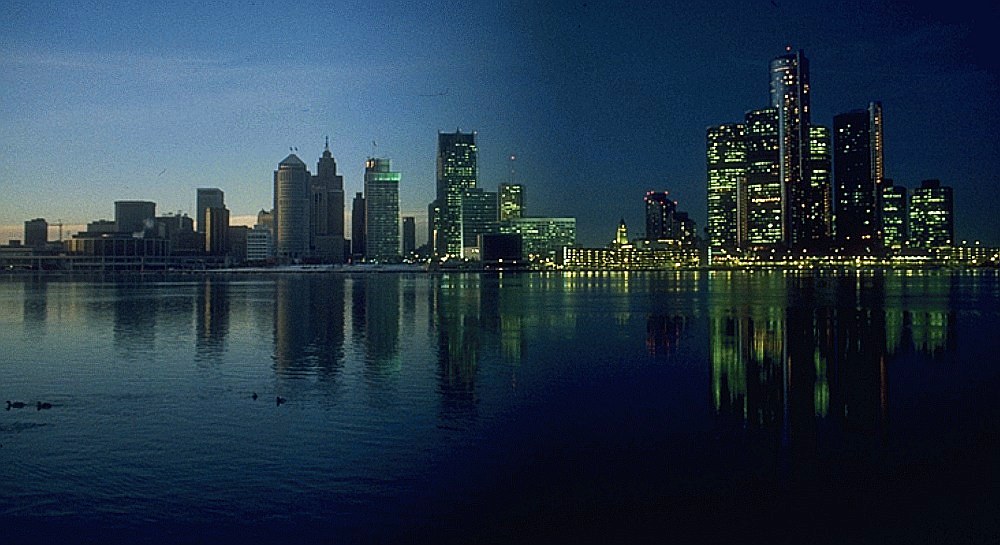 Detroit Skyline bei Tag und bei Nacht