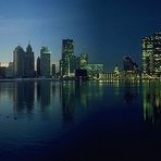 Detroit Skyline bei Tag und bei Nacht