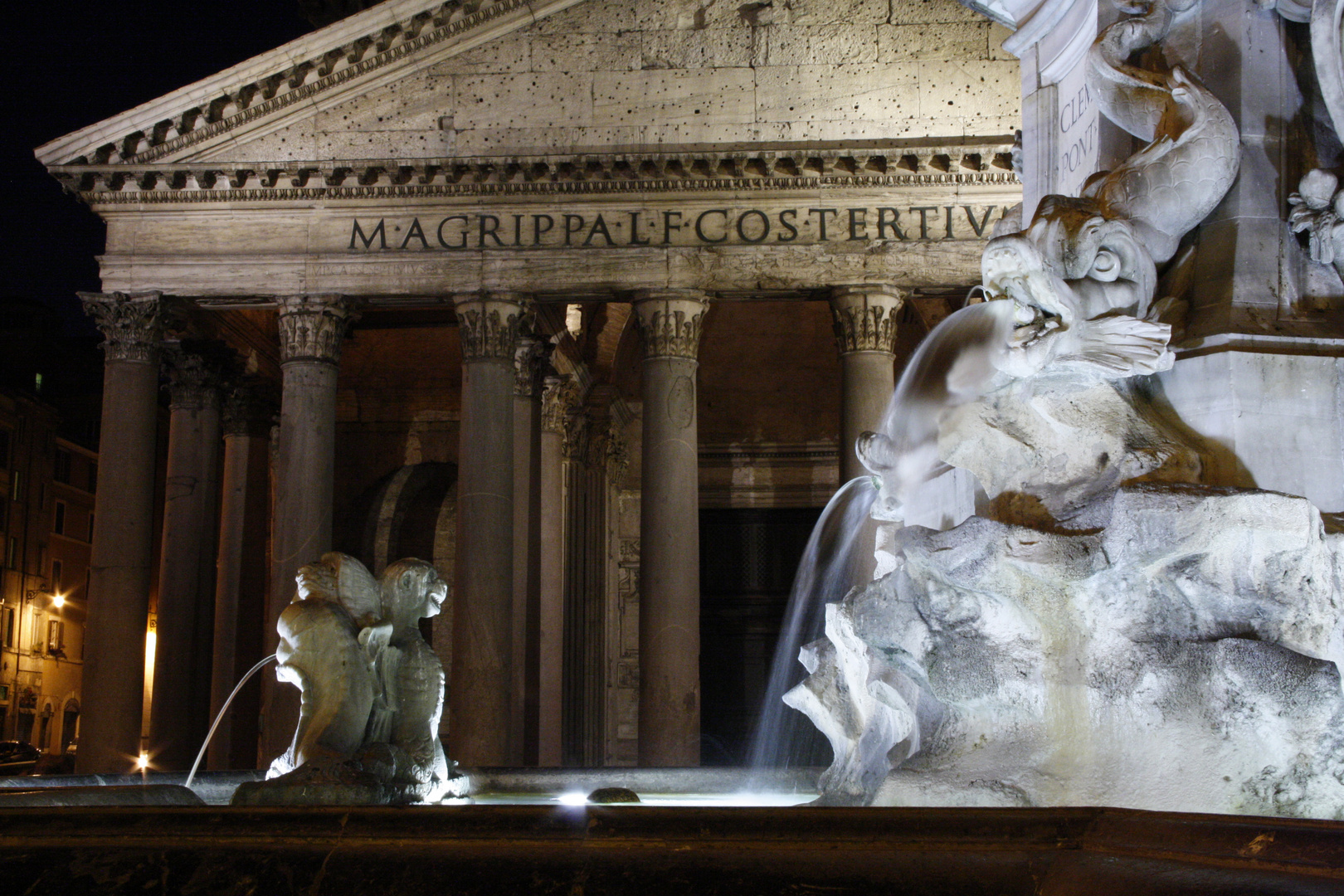 Dettaglio della fontana di piazza Pantheon