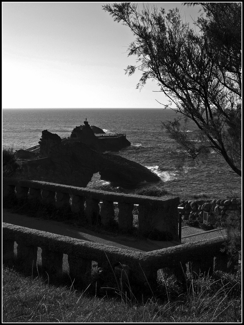 Deuil,…le Rocher de la Vierge à Biarritz – Trauer,…der Felsen der Heiligen Jungfrau in Biarritz