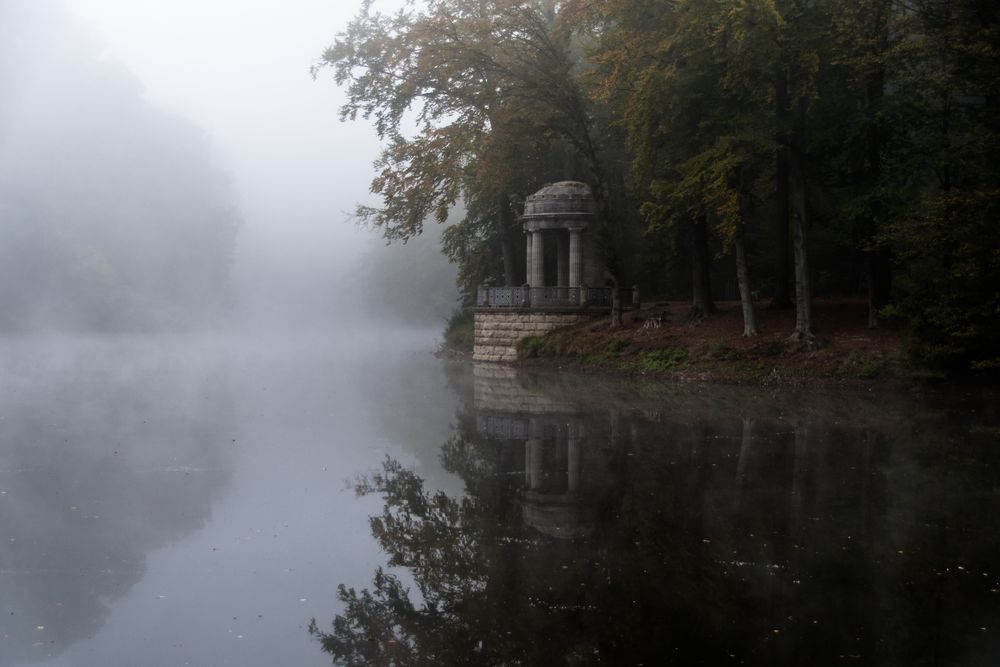 Deuß-Tempel im Nebel - Stadtwald Krefeld