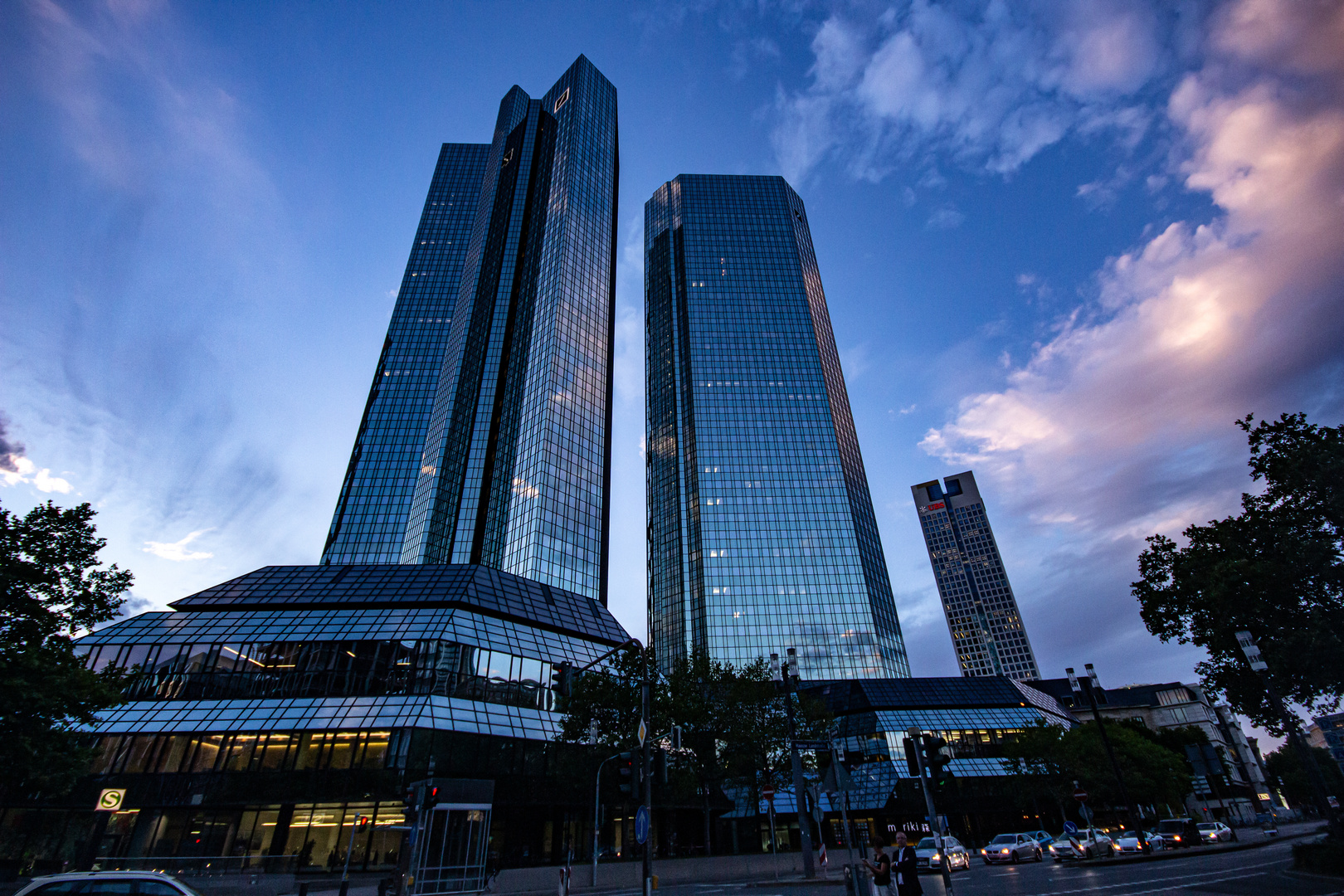 Deutsche Bank Building Foto & Bild | blue, city, world ...