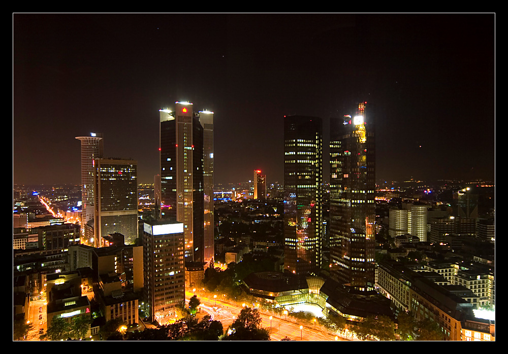 Deutsche Bank & Sparkasse nachts