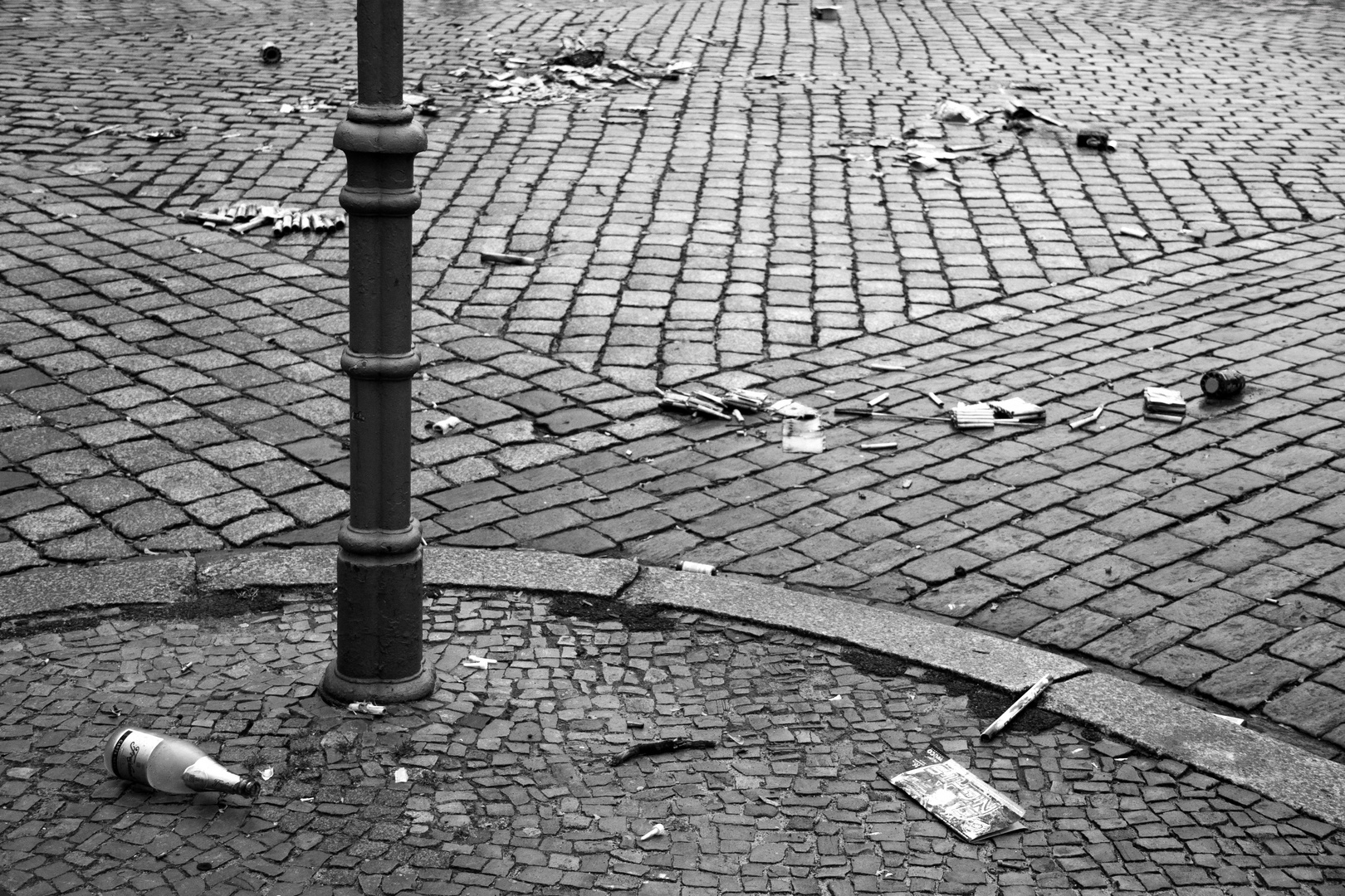 Deutsche Kopfsteinpflasterstraßenkreuzung nach Vertreibung nicht näher klassifizierter Geister