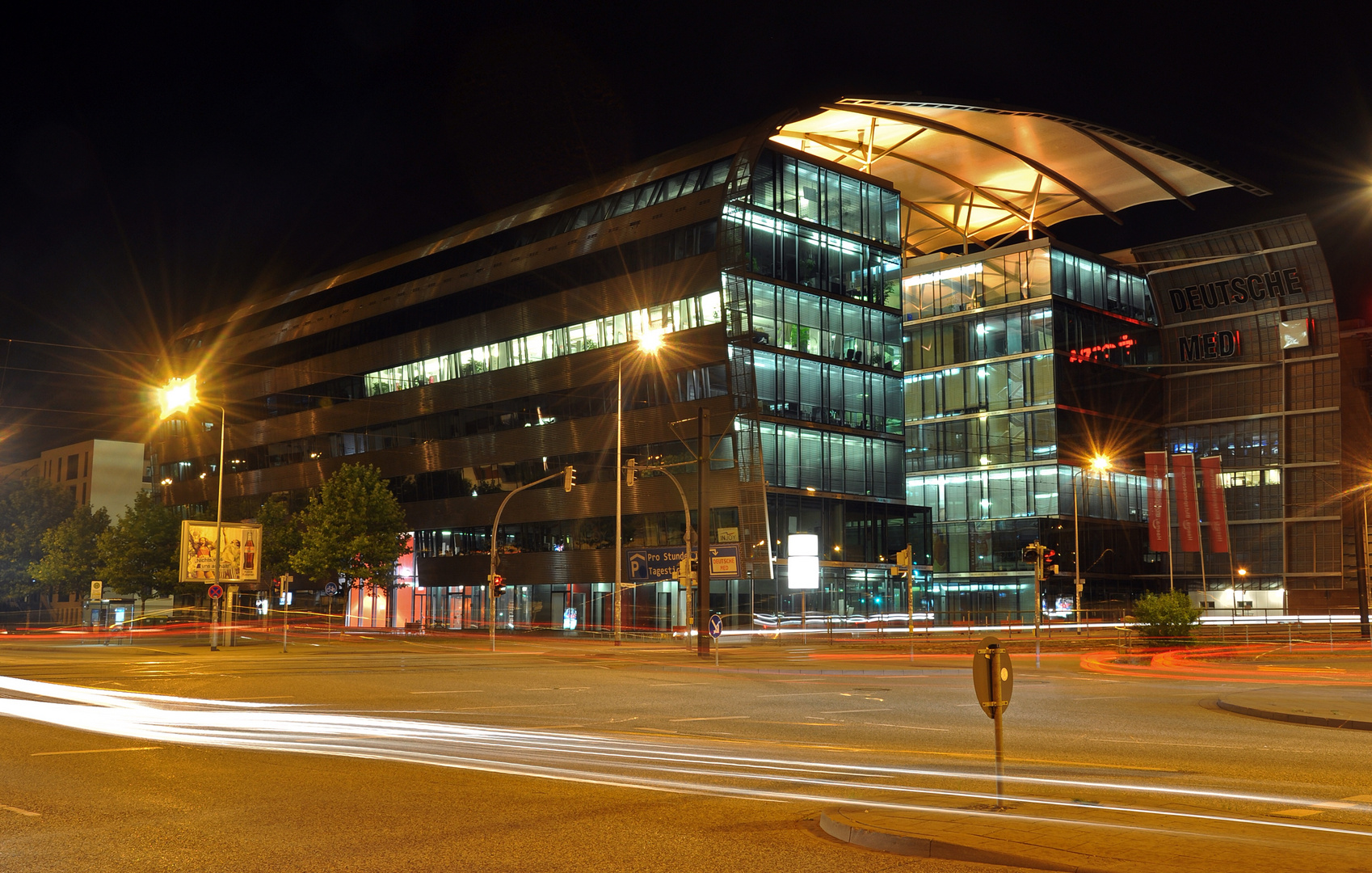 Deutsche Med Rostock bei Nacht