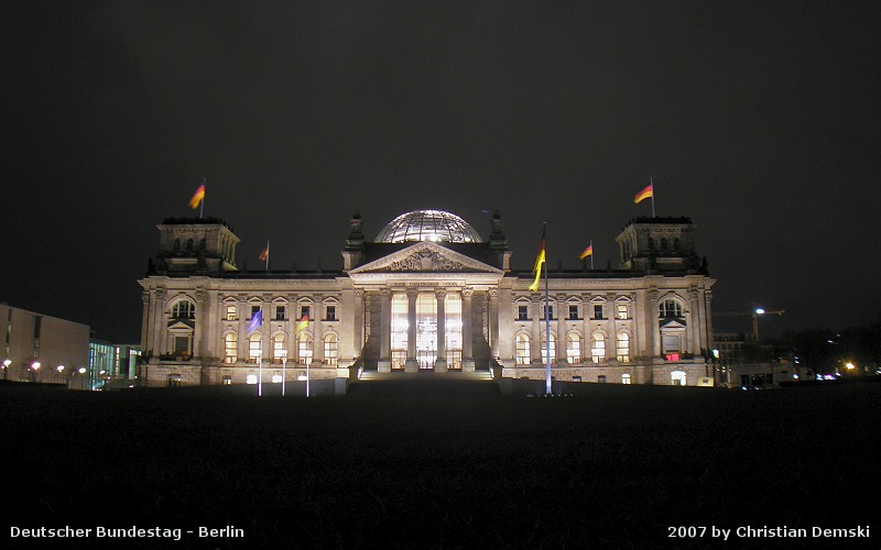 Deutscher Bundestag bei Nacht