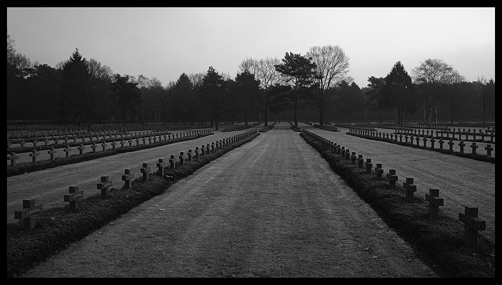 Deutscher Ehrenfriedhof bei VII.....