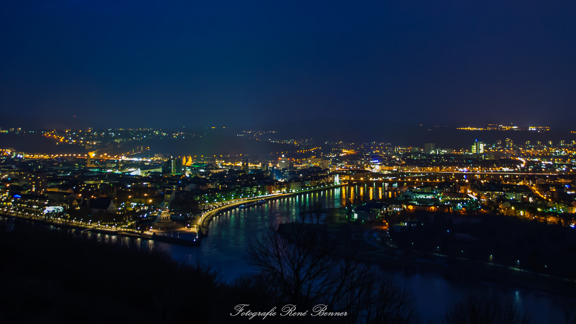 Deutsches Eck bei Nacht