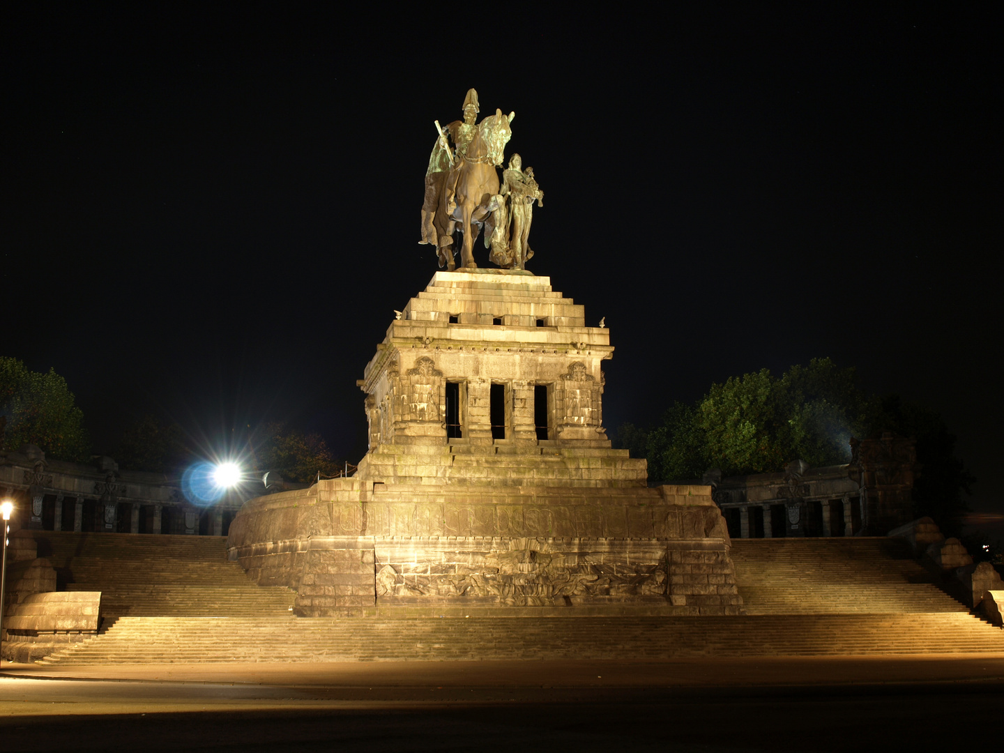 Deutsches Eck bei Nacht