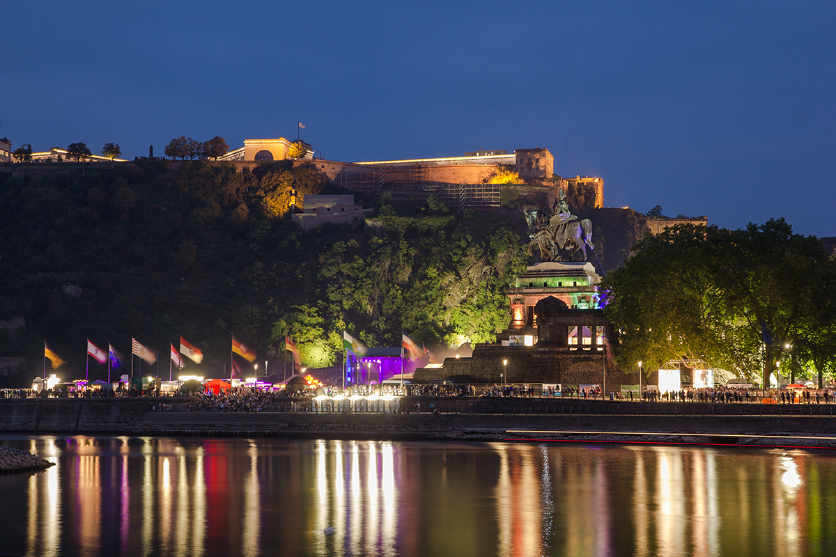 Deutsches Eck in Koblenz bei Nacht