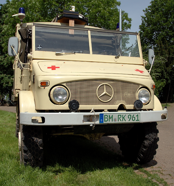 Deutsches Rotes Kreuz-Unimog