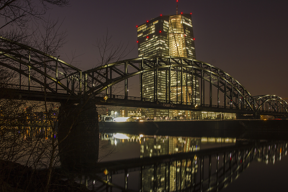 Deutschherrnbrücke in Frankfurt am Abend