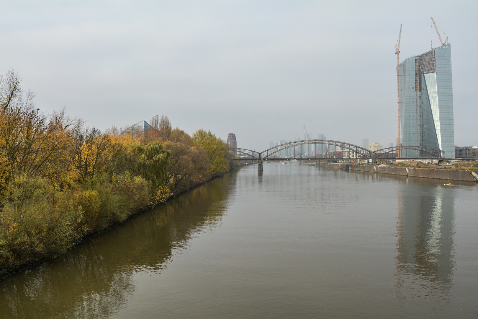 Deutschherrnufer in Frankfurt von der neuen Mainbrücke aus