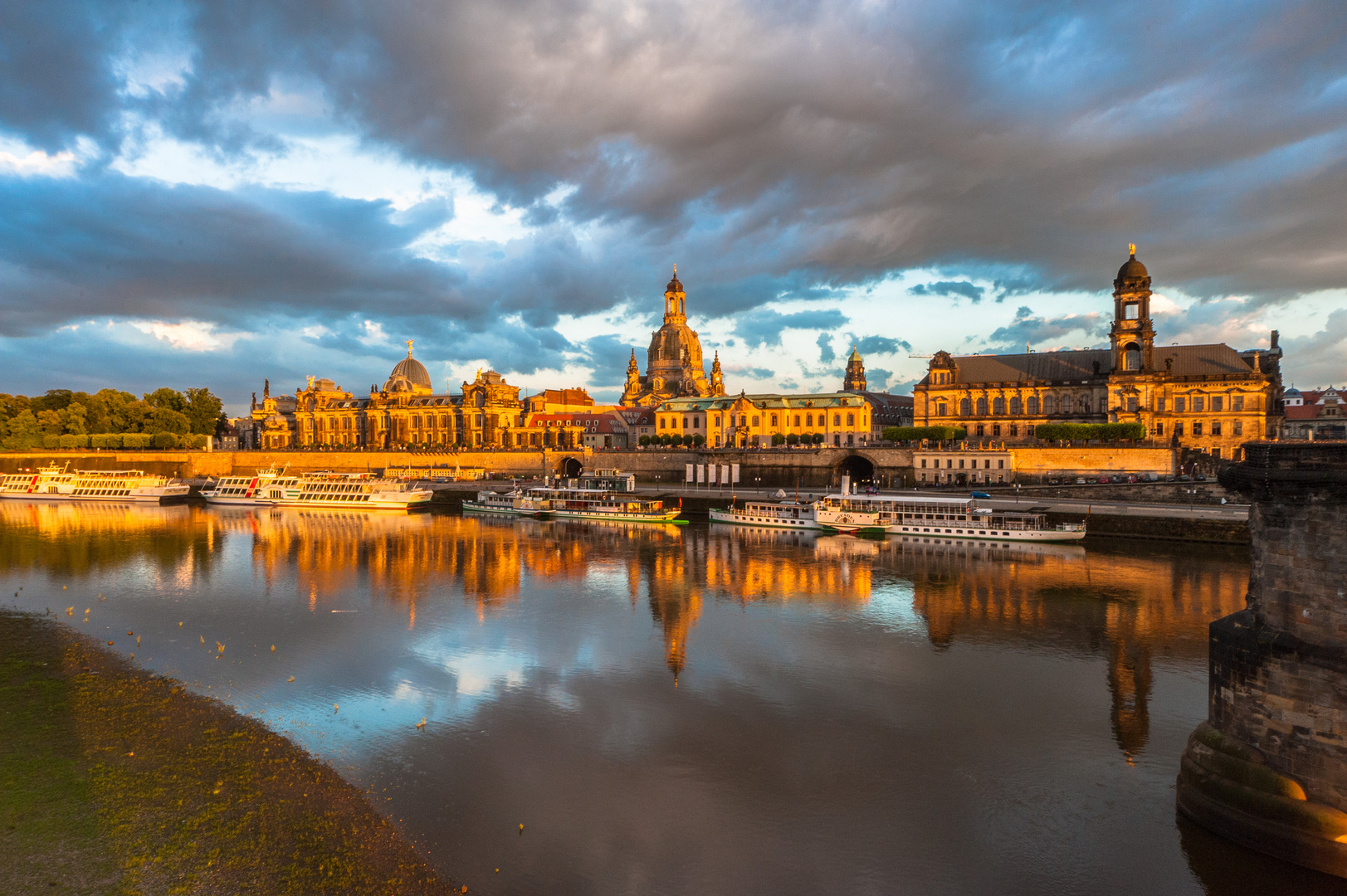 Deutschland 2016: Dresden, Altstadt im Abendlicht nach heftigem Gewitter