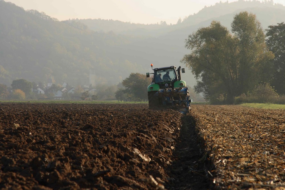 Deutz Agroton beim Pflügen