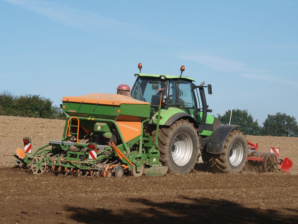 Deutz - Fahr Agrotron 180,7 mit Aufbaugeräten