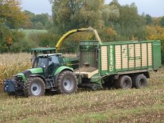 Deutz - Fahr AGROTRON 265 im Maisernteeinsatz