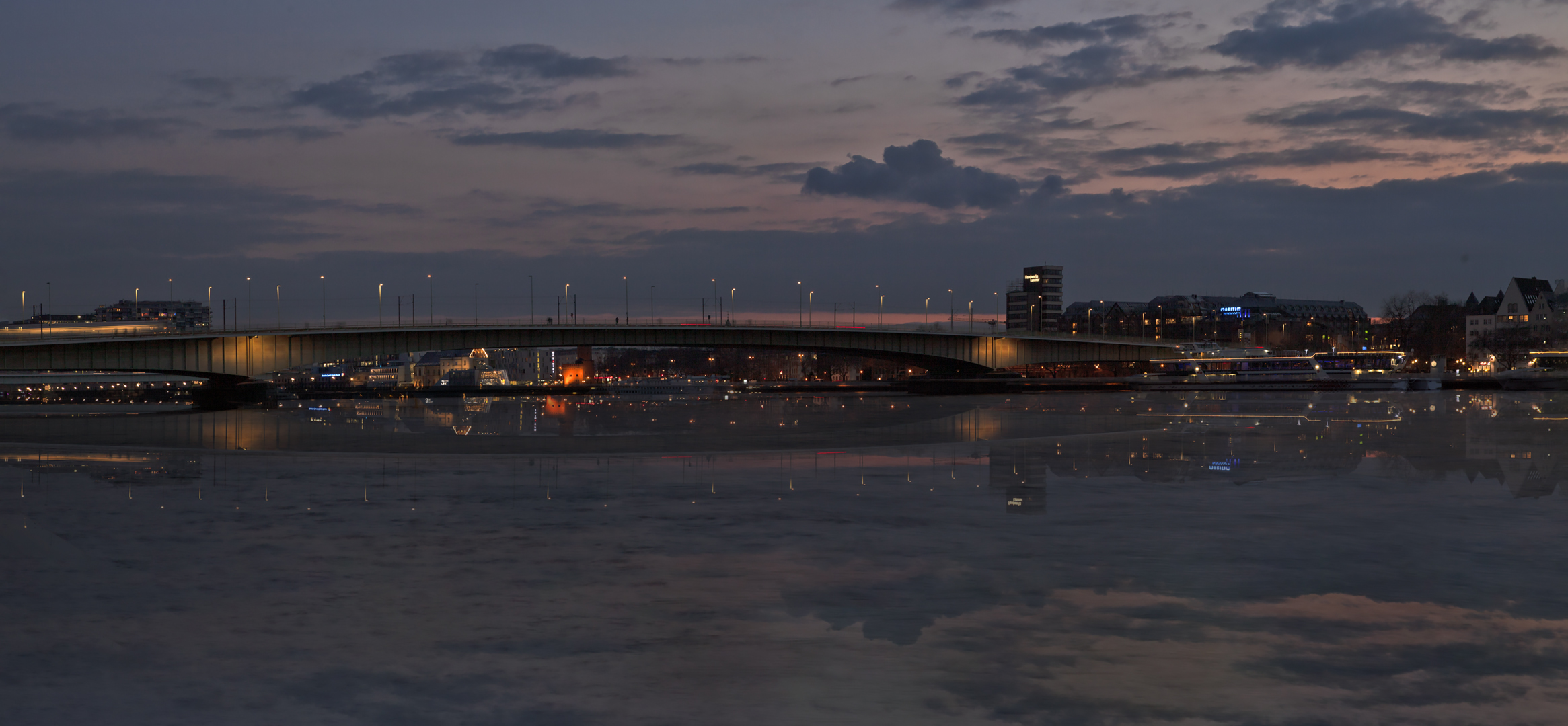 Deutzer Brücke bei Nacht