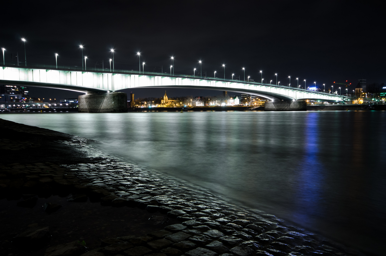 Deutzer Brücke bei Nacht