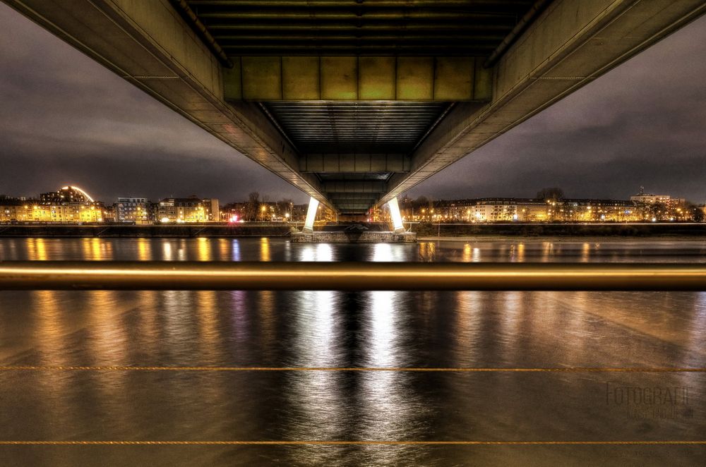 Deutzer Brücke Köln von unten