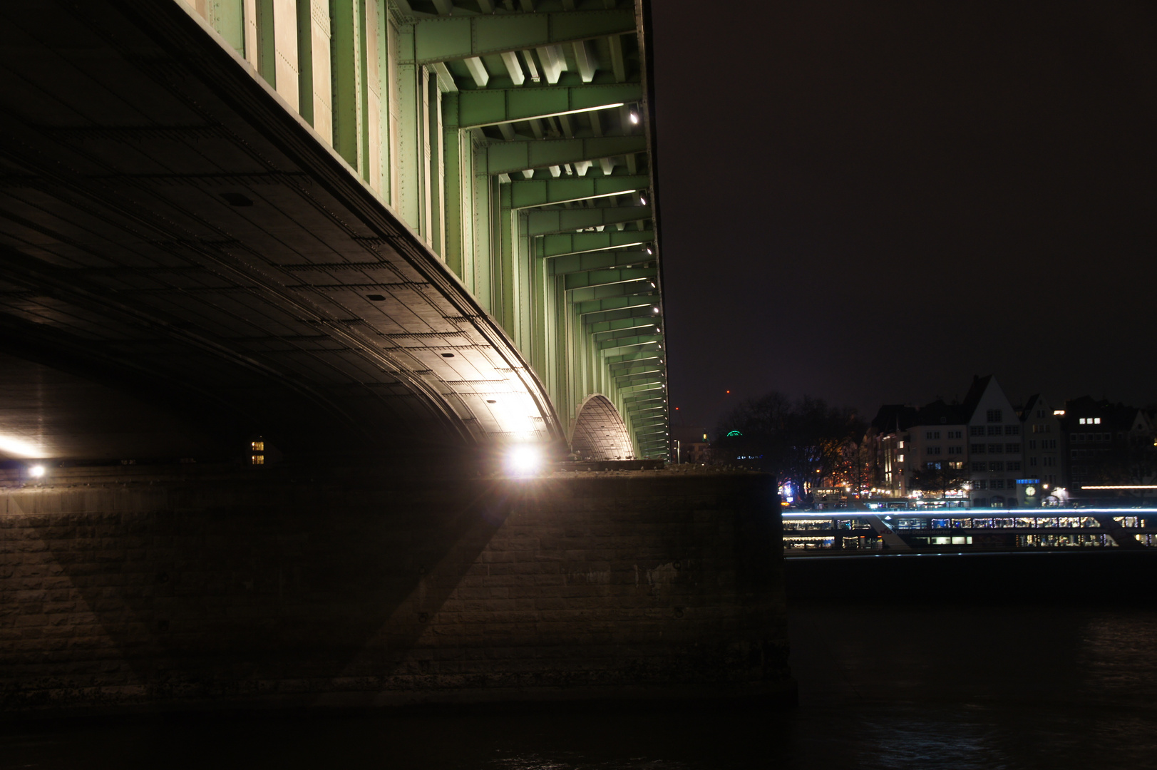 Deutzer Brücke von unten bei Nacht