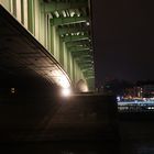 Deutzer Brücke von unten bei Nacht