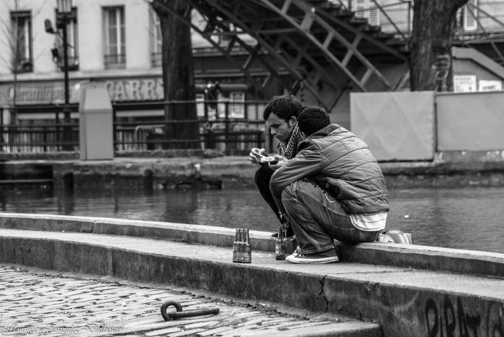 Deux amis au bord du canal Saint Martin.