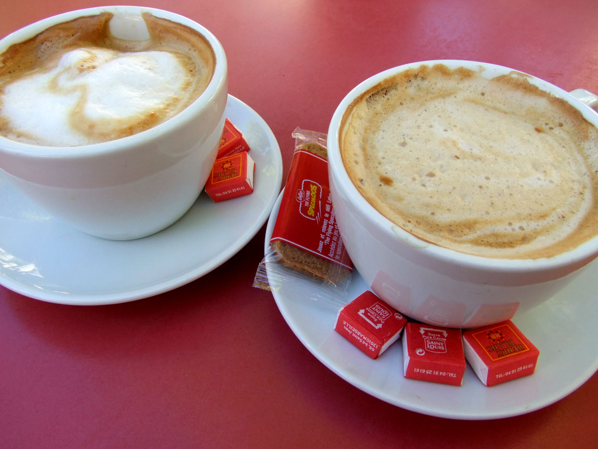 deux café avec du lait in der provence