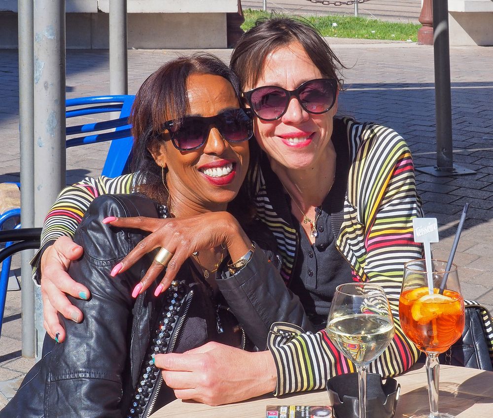 Deux copines sur une terrasse de café  -  Nice