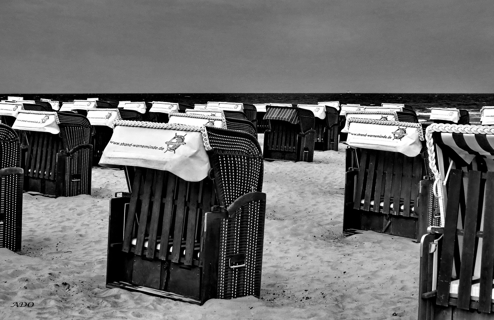 deux de ces cabines de plage sont différents des autres :-))