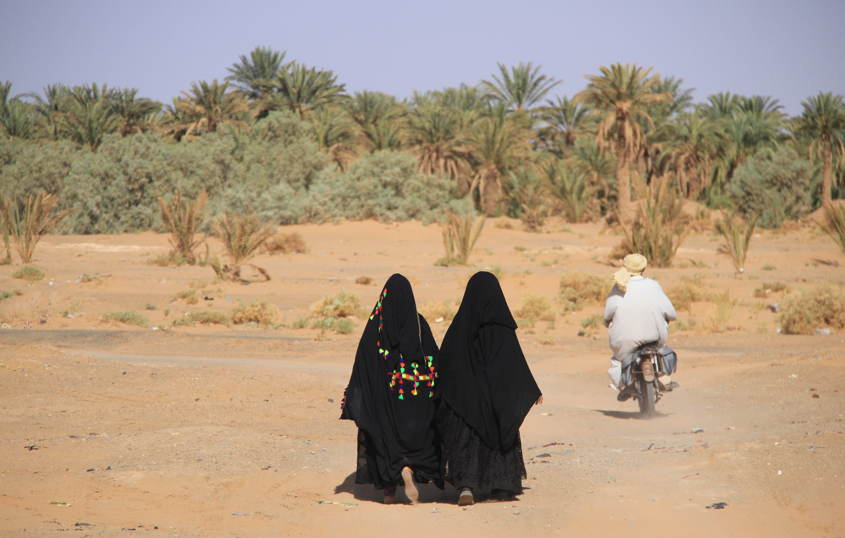 Deux femmes et la moto