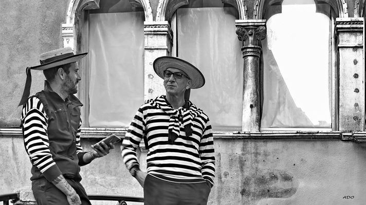 deux gondoliers à Venise