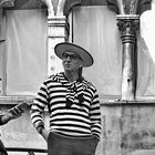 deux gondoliers à Venise