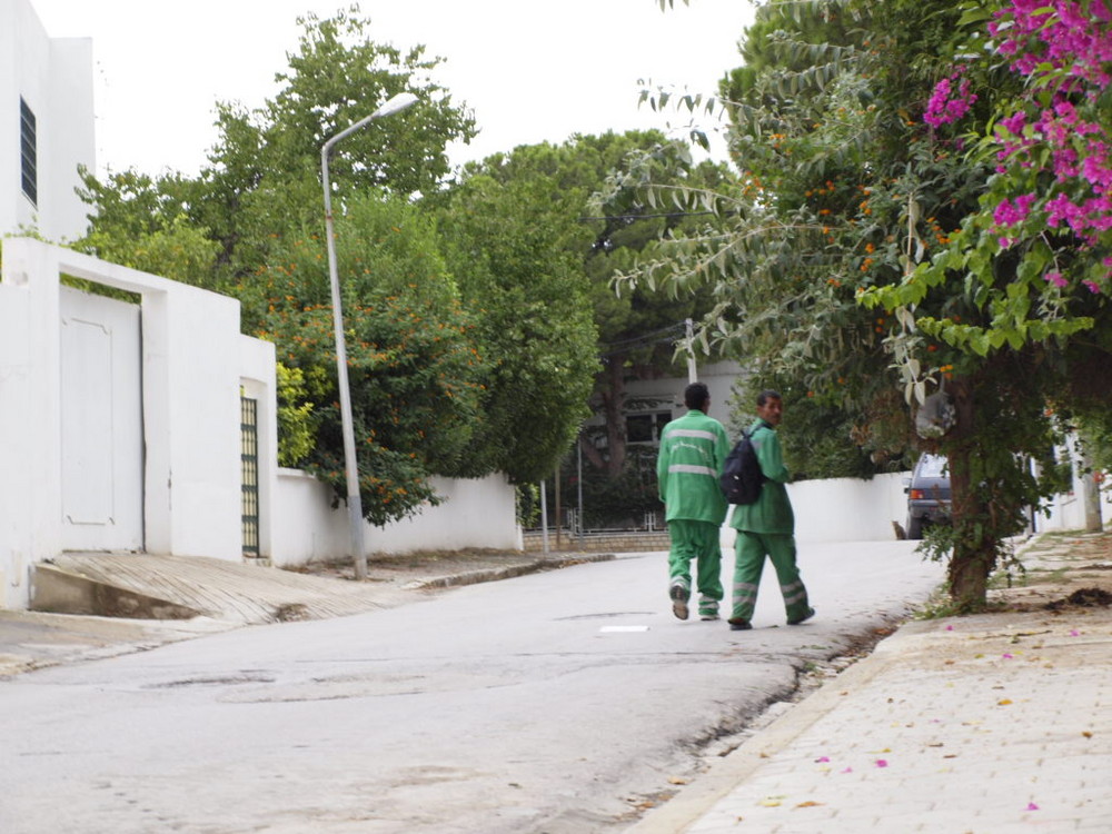 Deux petits bonhommes verts regardent en arrière.